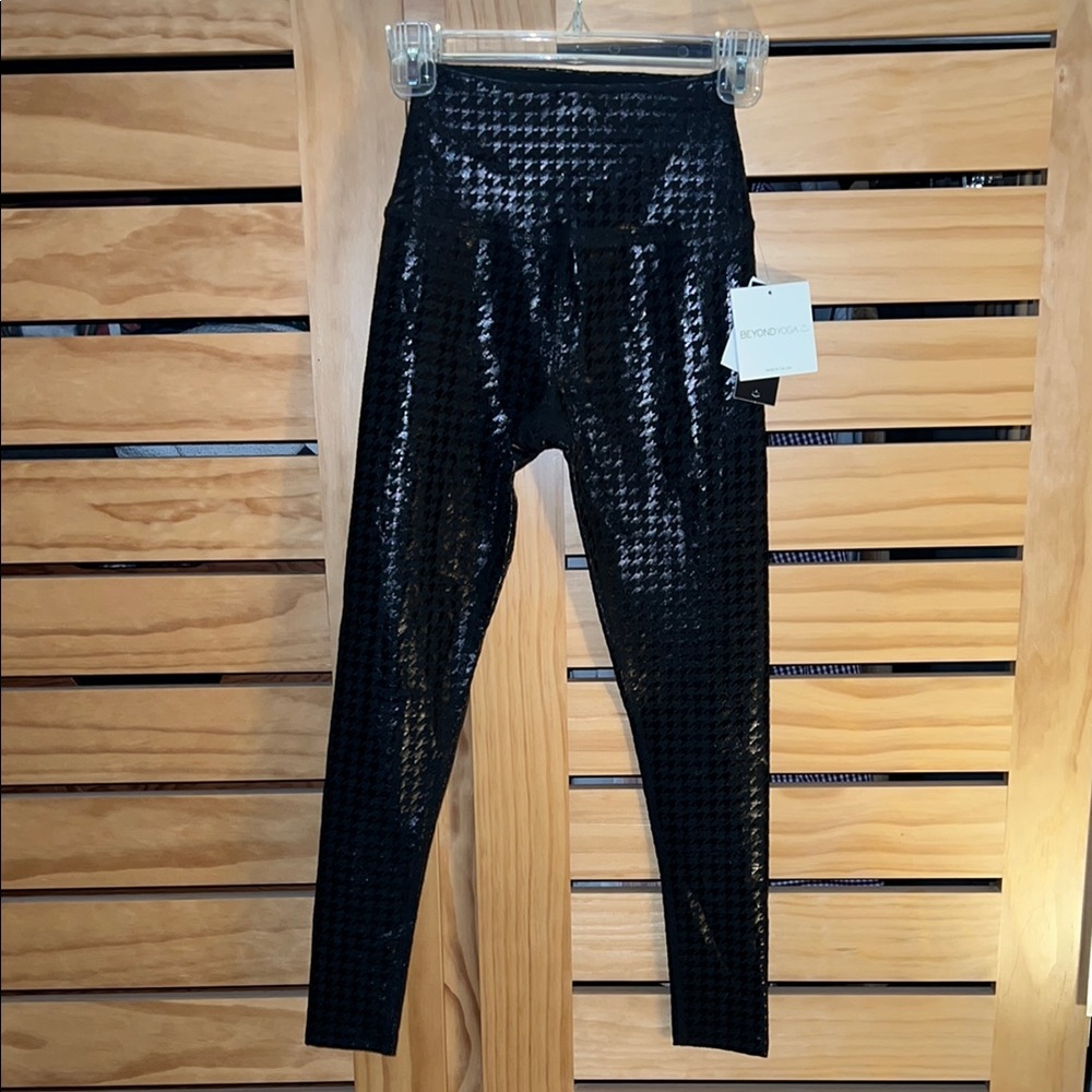 Beyond Yoga Houndstooth Black Leggings XS/S NWT